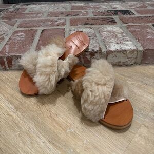 Kenda Women's Tan Shearling Sandals Sz 5